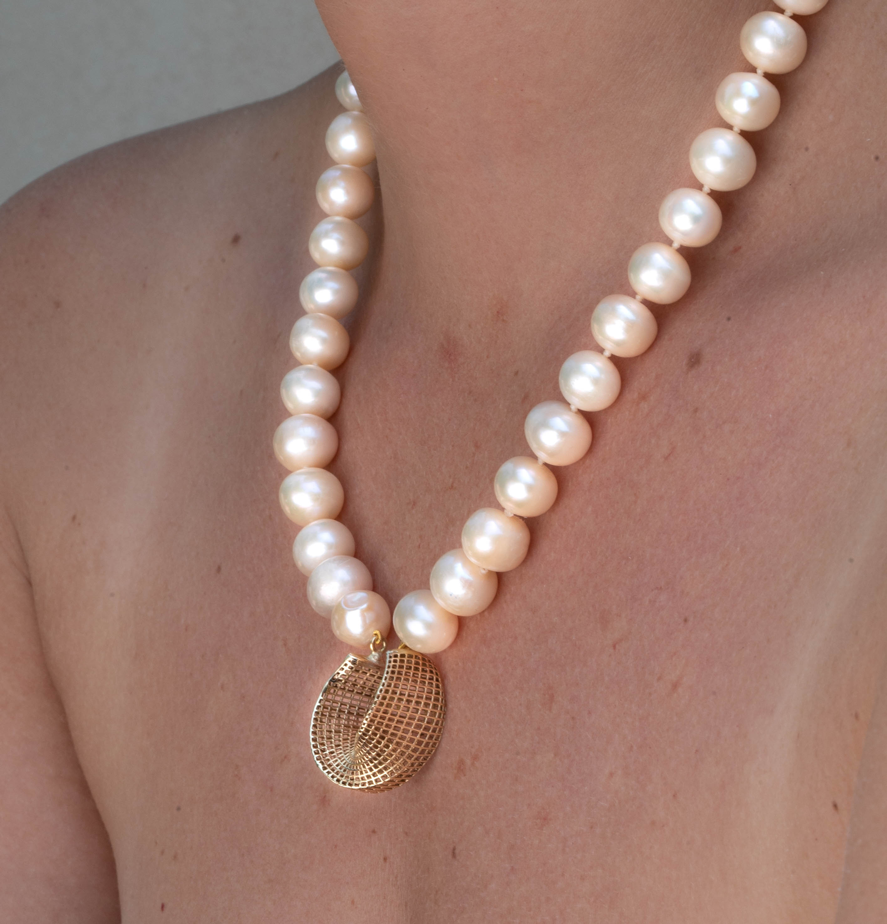 14K - Unique Freshwater Pearls Necklace - Net mobius center piece