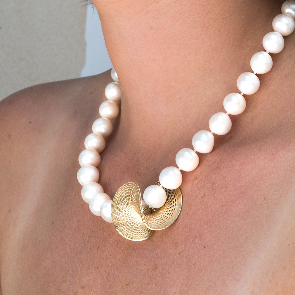 14K - Contemporary Sweetwater Pearls Necklace - Twisted disk Pendant