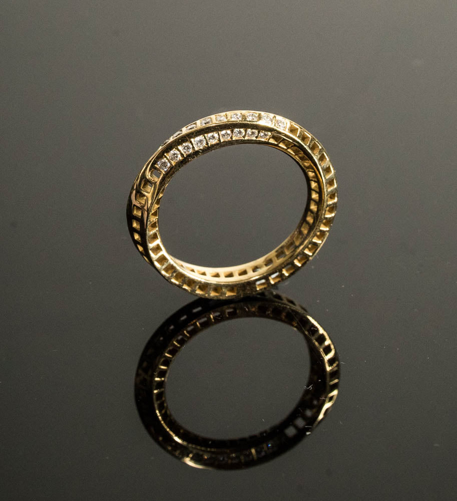 18k - Windows Mobius Ring + 18 VS Diamonds