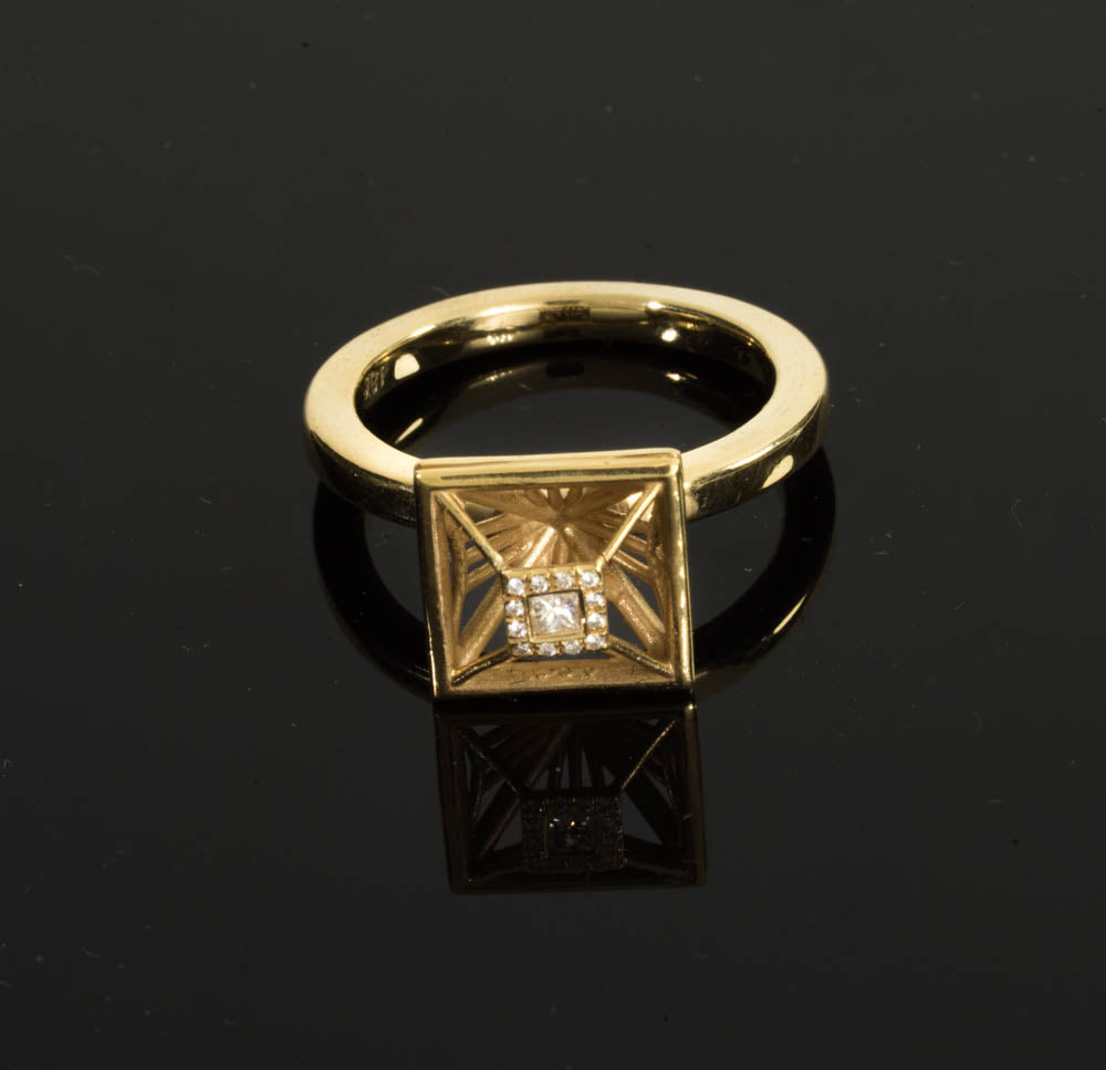 18K yellow gold - Square diamond shape , Modern Solitaire Diamond shape