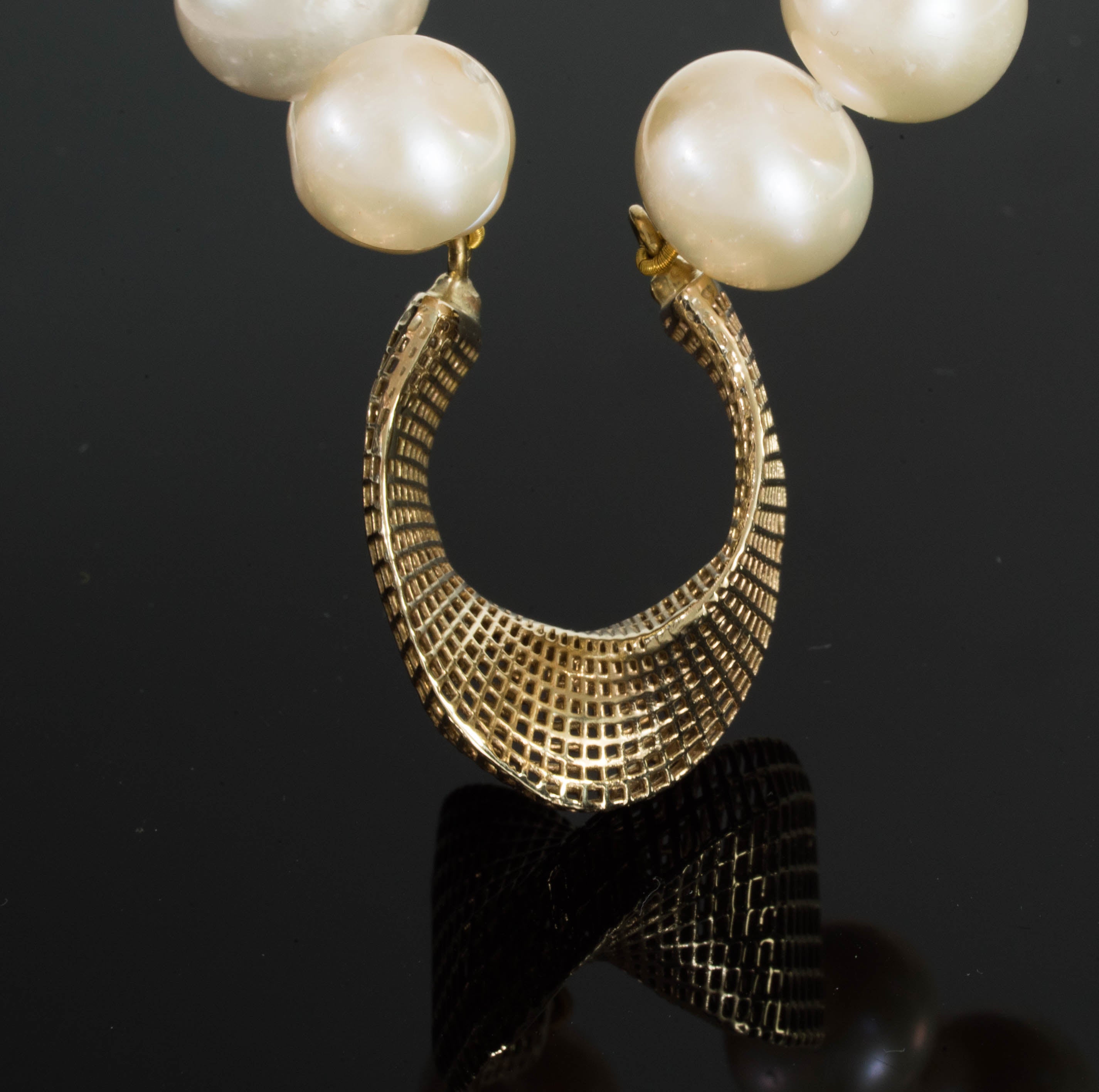 14K -  Freshwater Pearls Necklace - Net mobius center piece