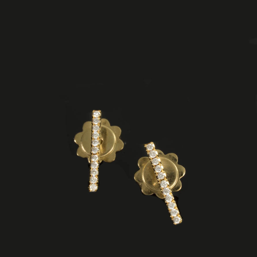 18K- Bar Studs Earrings - 11 Diamonds