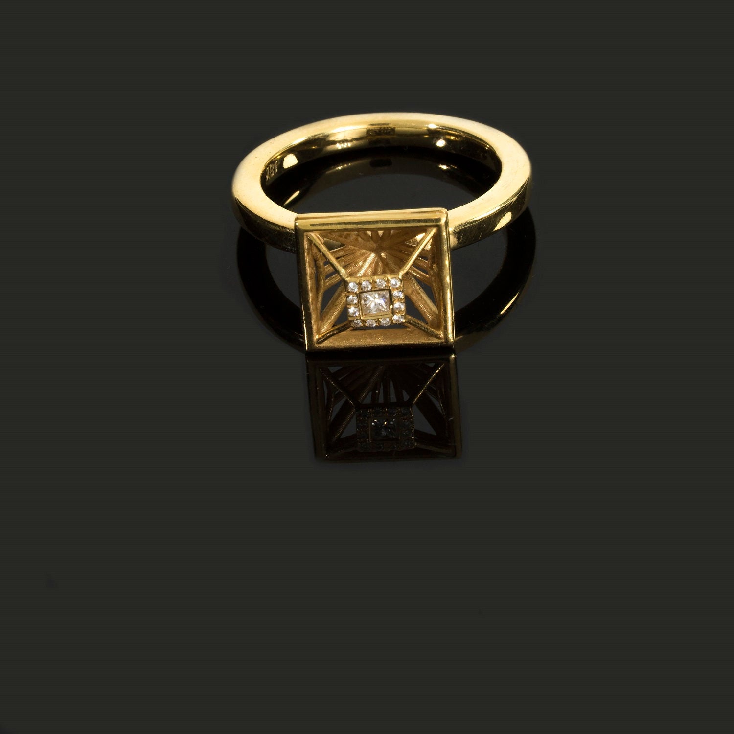 18K yellow gold - Square diamond shape , Solitaire Diamond shape