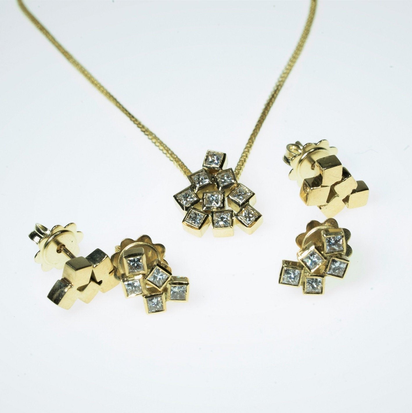 18K yellow gold - VS Diamonds Squares. Pendant & matching earrings
