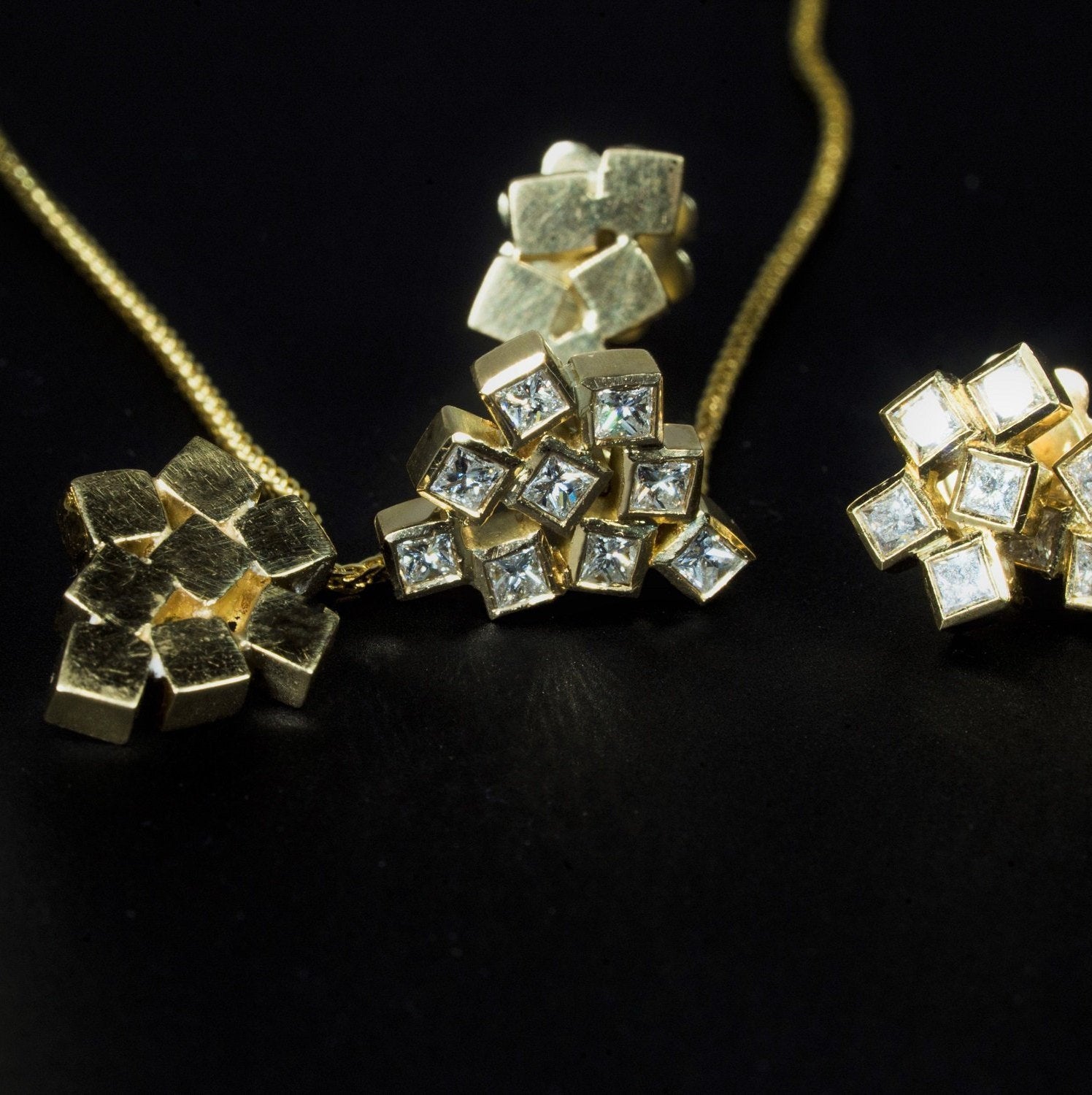 18K yellow gold - VS Diamonds Squares. Pendant & matching earrings, fine jeelry