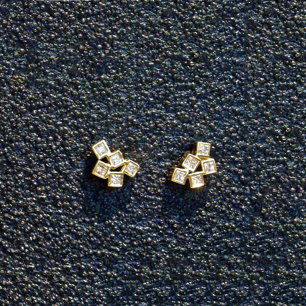 18k- 5 cubes Diamonds Stud Earrings